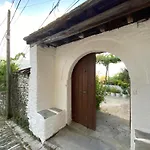 Stonetale Garden Maison d'hôtes Gjirokastër